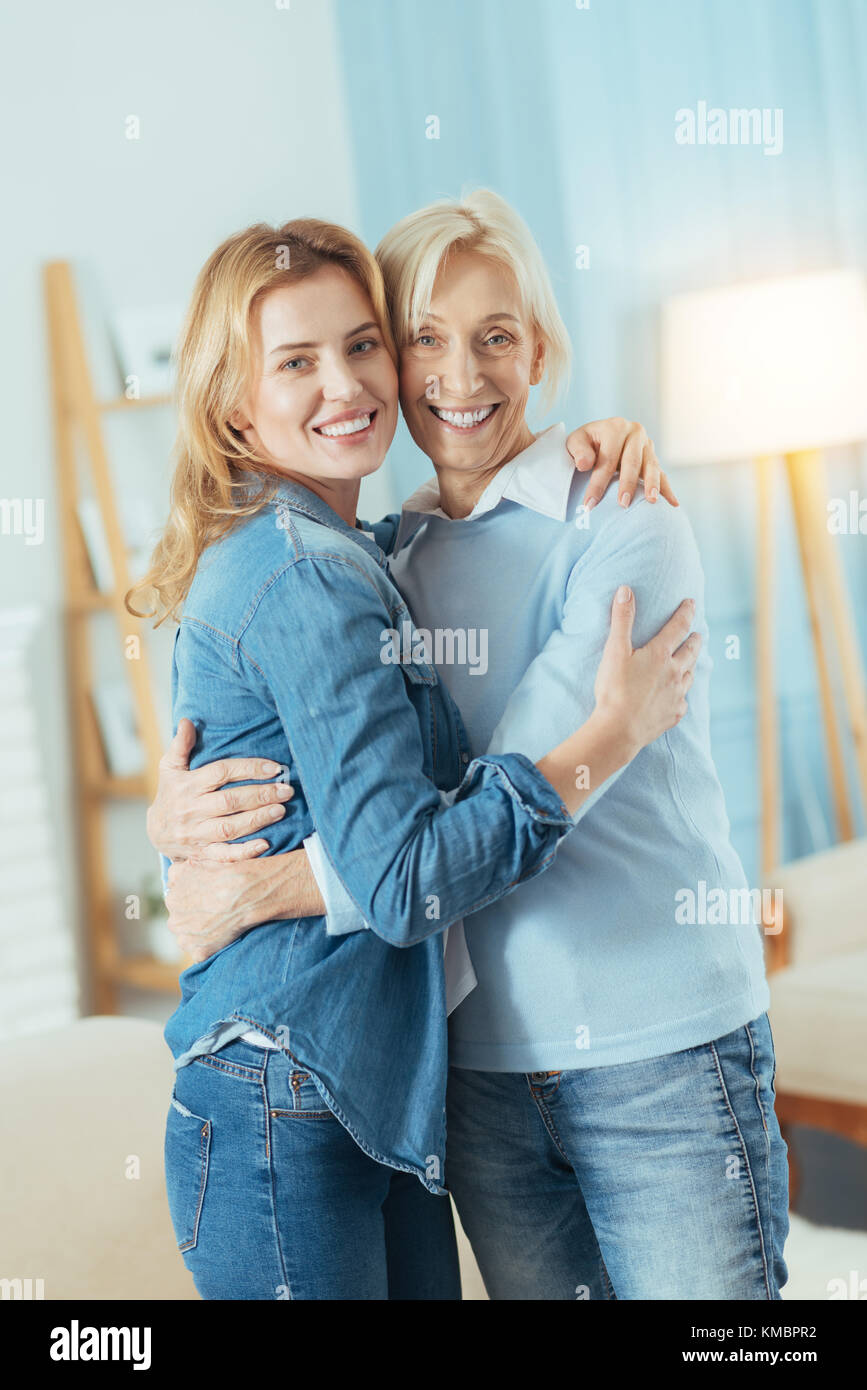 Les parents gais et permanent hugging après un long voyage Banque D'Images