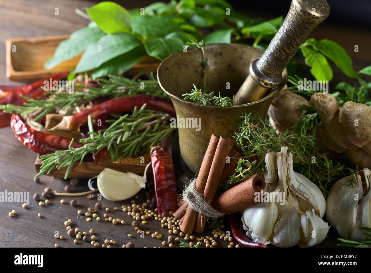 Différentes herbes et épices sur une table en bois . Banque D'Images
