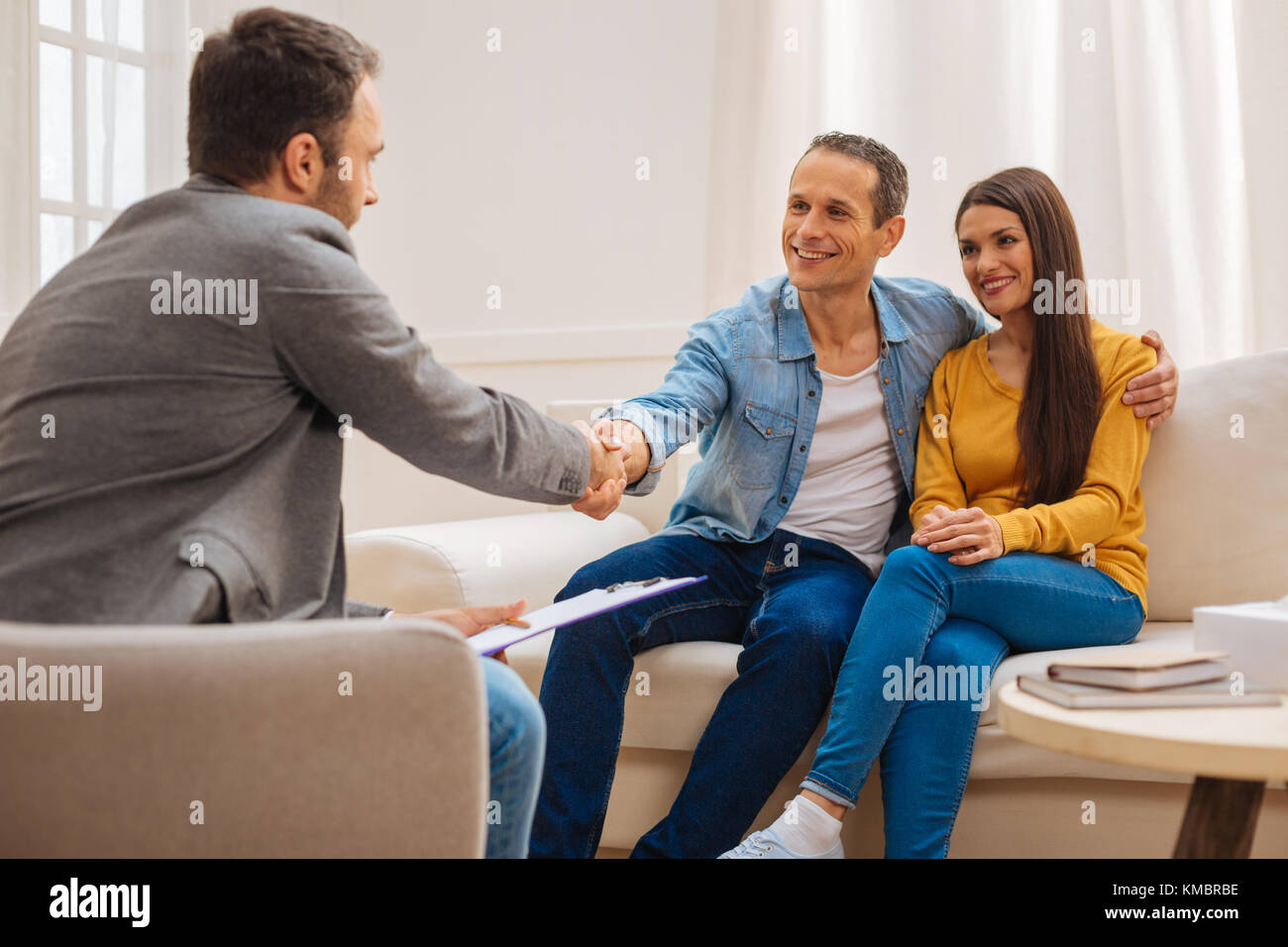 Joli couple heureux grâce à l'aide d'un psychologue Banque D'Images