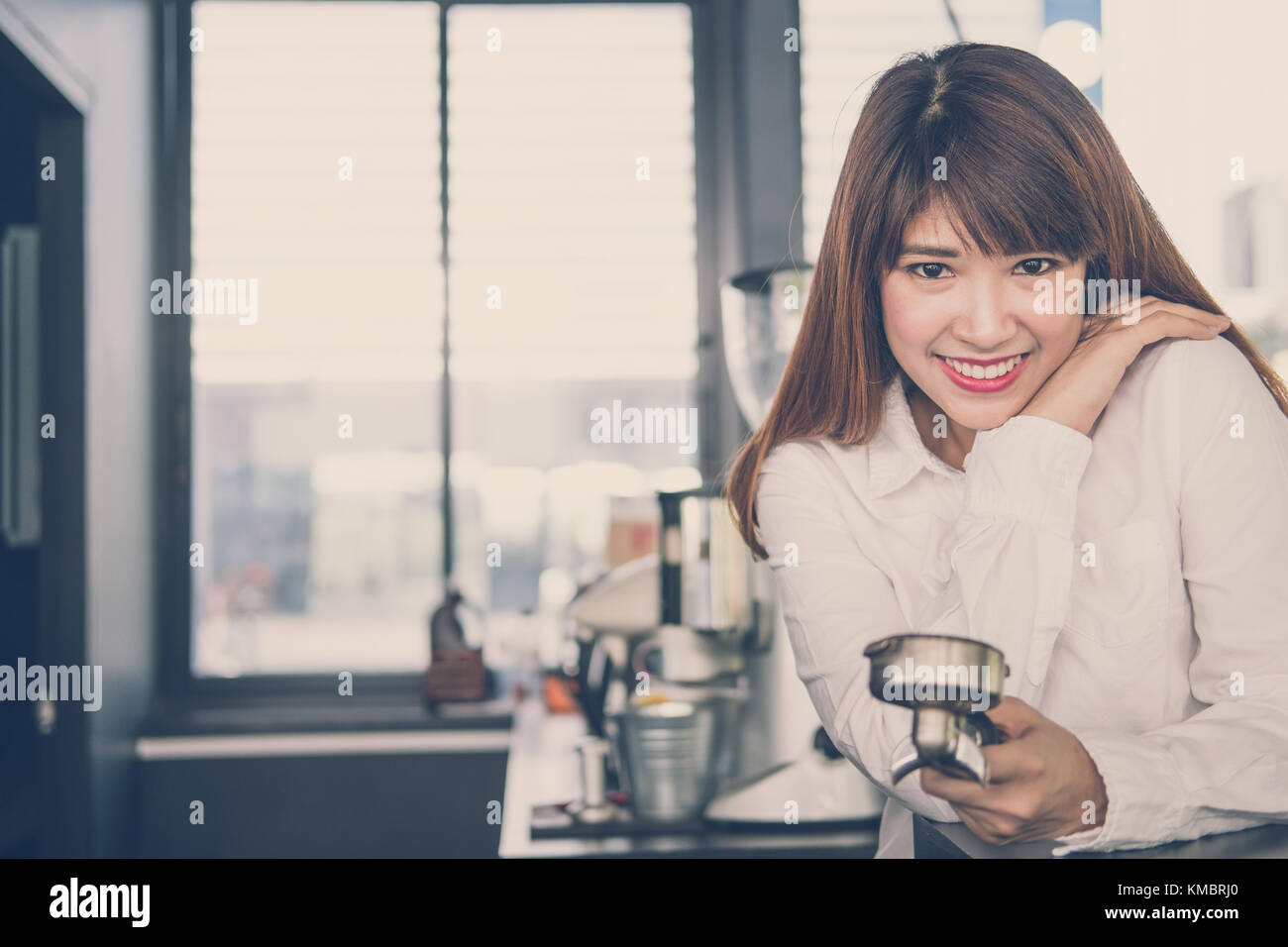 Small business owner standing at counter in coffee shop. asian female barista bar à sourire dans le café. food service, concept de restaurant. Banque D'Images