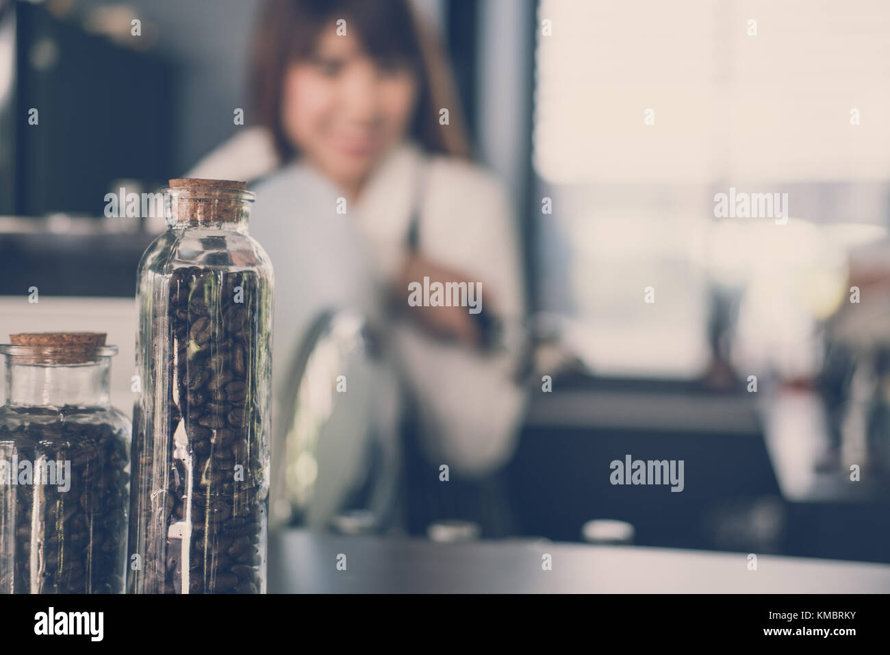 Coffee Bean & small business owner standing at counter in coffee shop. asian female barista portant un tablier smiling at bar à café. service alimentaire, restau Banque D'Images