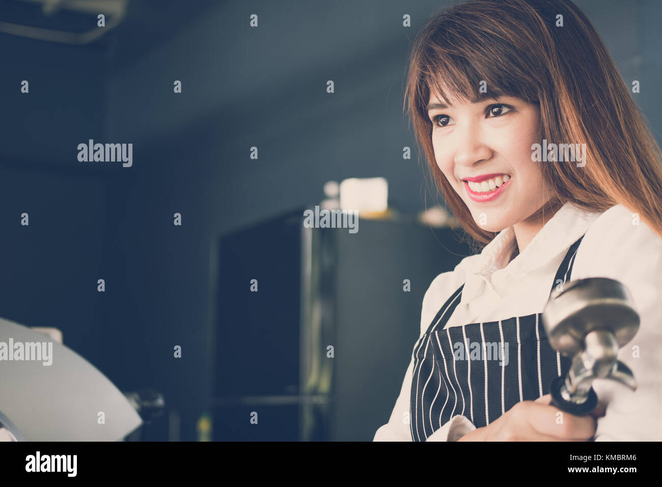 Small business owner standing at counter in coffee shop. asian female barista portant un tablier smiling at bar à café. food service, concept de restaurant. Banque D'Images
