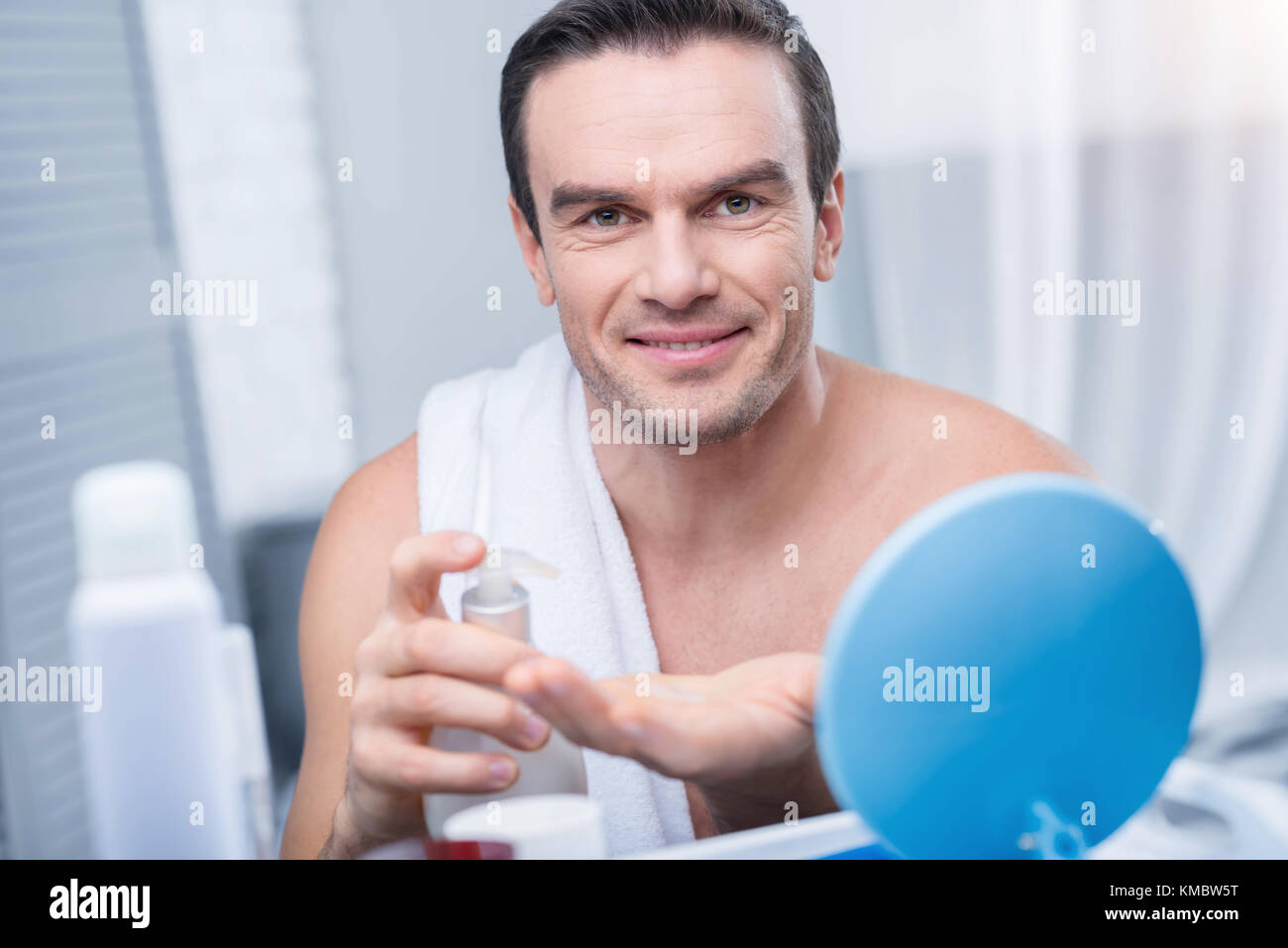 Bon à la brunette homme commence son matin Banque D'Images
