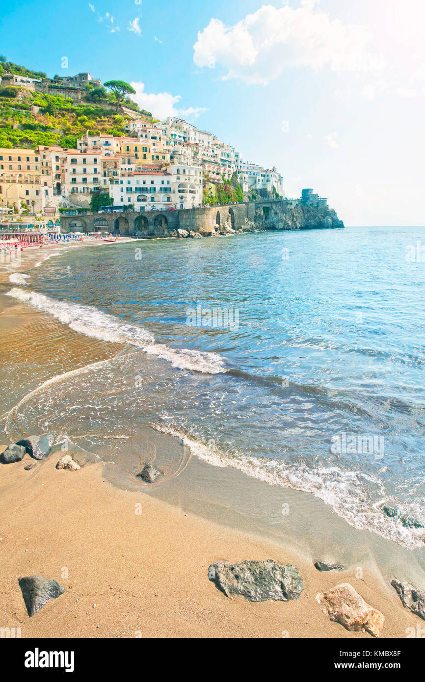 Vue panoramique de la ville d'Amalfi et de la plage en été matin avec soleil, italie Banque D'Images