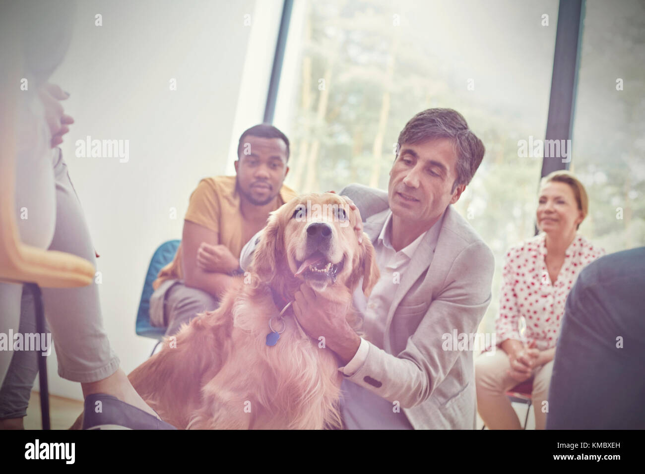 Homme chien d'animal de compagnie en séance de thérapie de groupe Banque D'Images