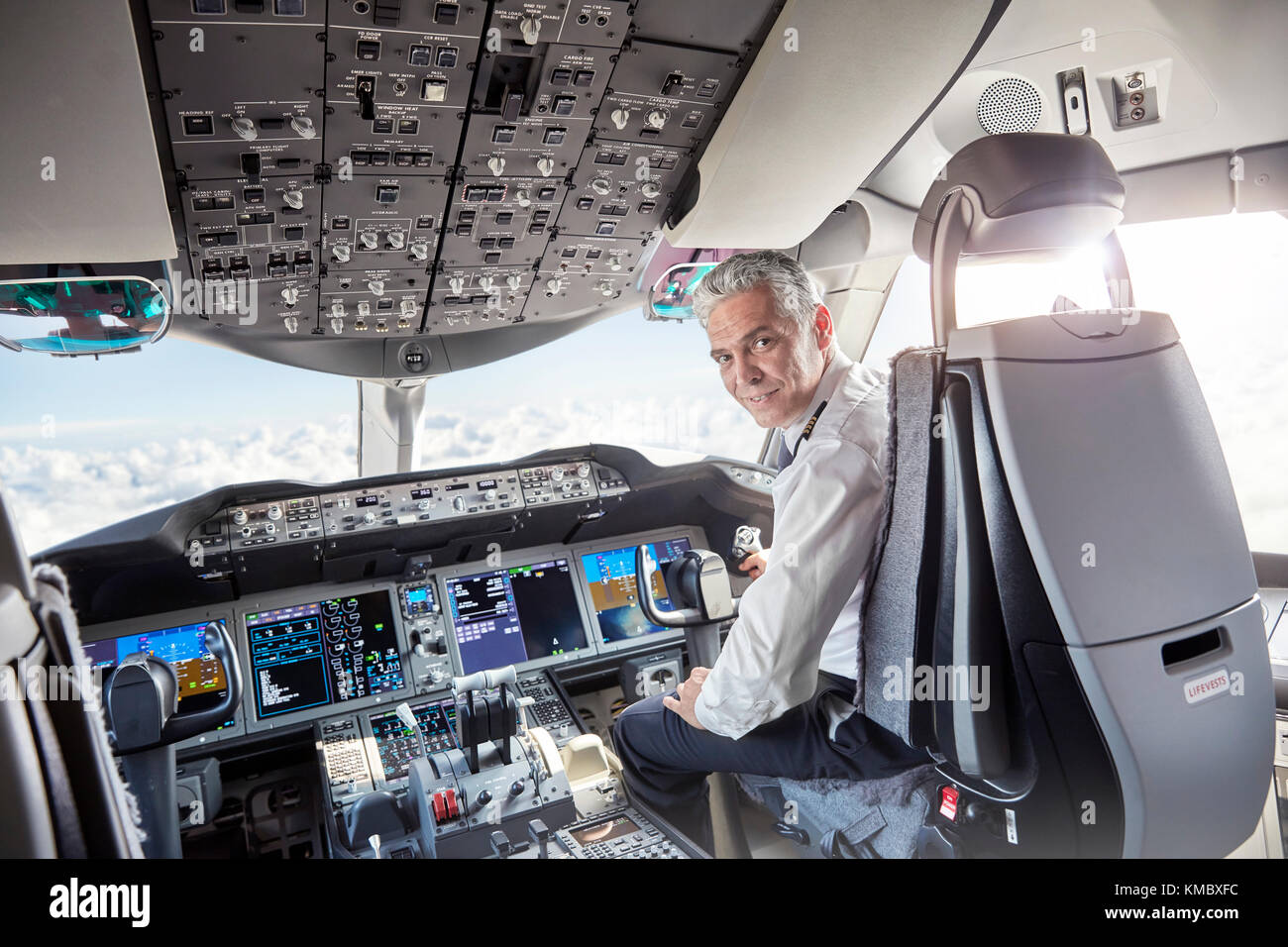 Portrait homme pilote confiant dans le cockpit d'avion Banque D'Images