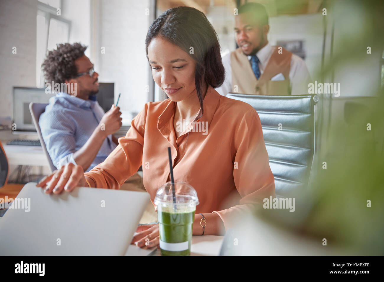 Femme d'affaires ouvrant un ordinateur portable, travaillant au bureau Banque D'Images