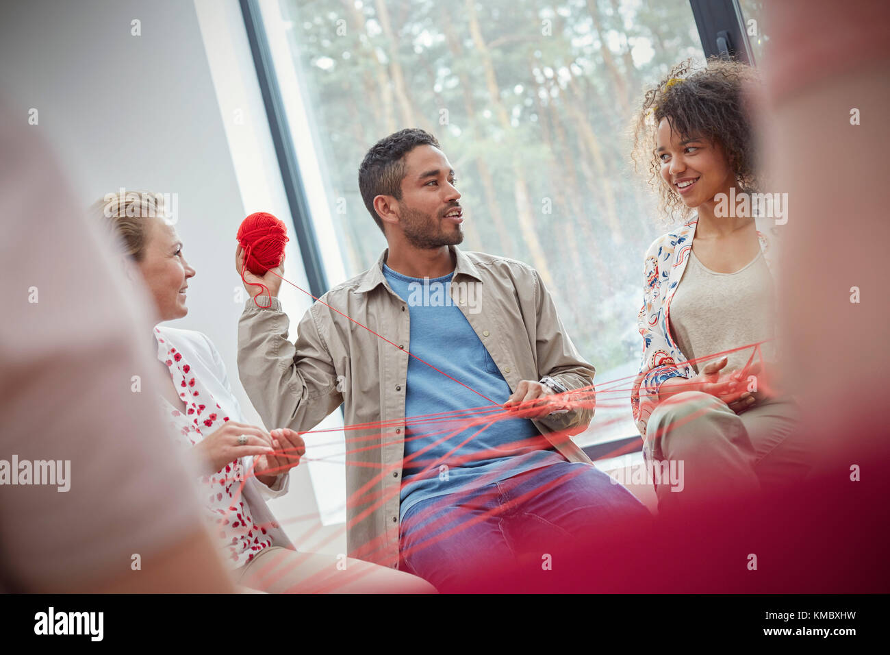 Séance de thérapie de groupe faisant un exercice de construction d'équipe avec des fils Banque D'Images