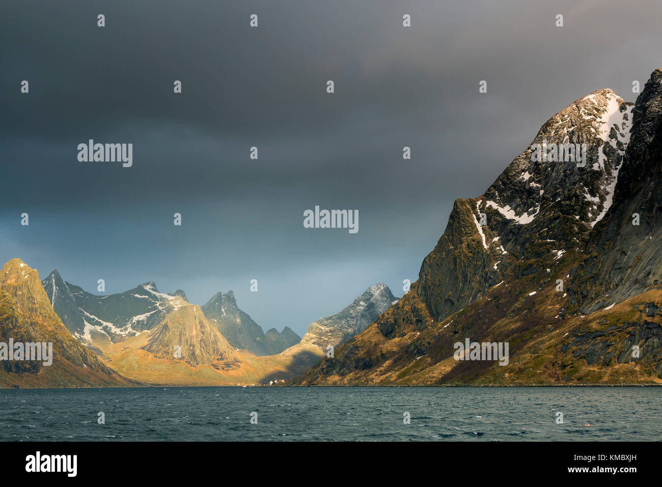 Nuages sombres au-dessus des montagnes accidentées, Reine, Lofoten, Norvège Banque D'Images