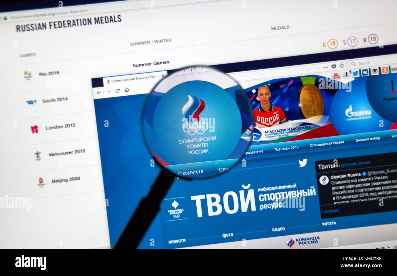 Montréal, Canada - le 5 décembre 2017 : Le Comité olympique russe page web sous loupe. Banque D'Images