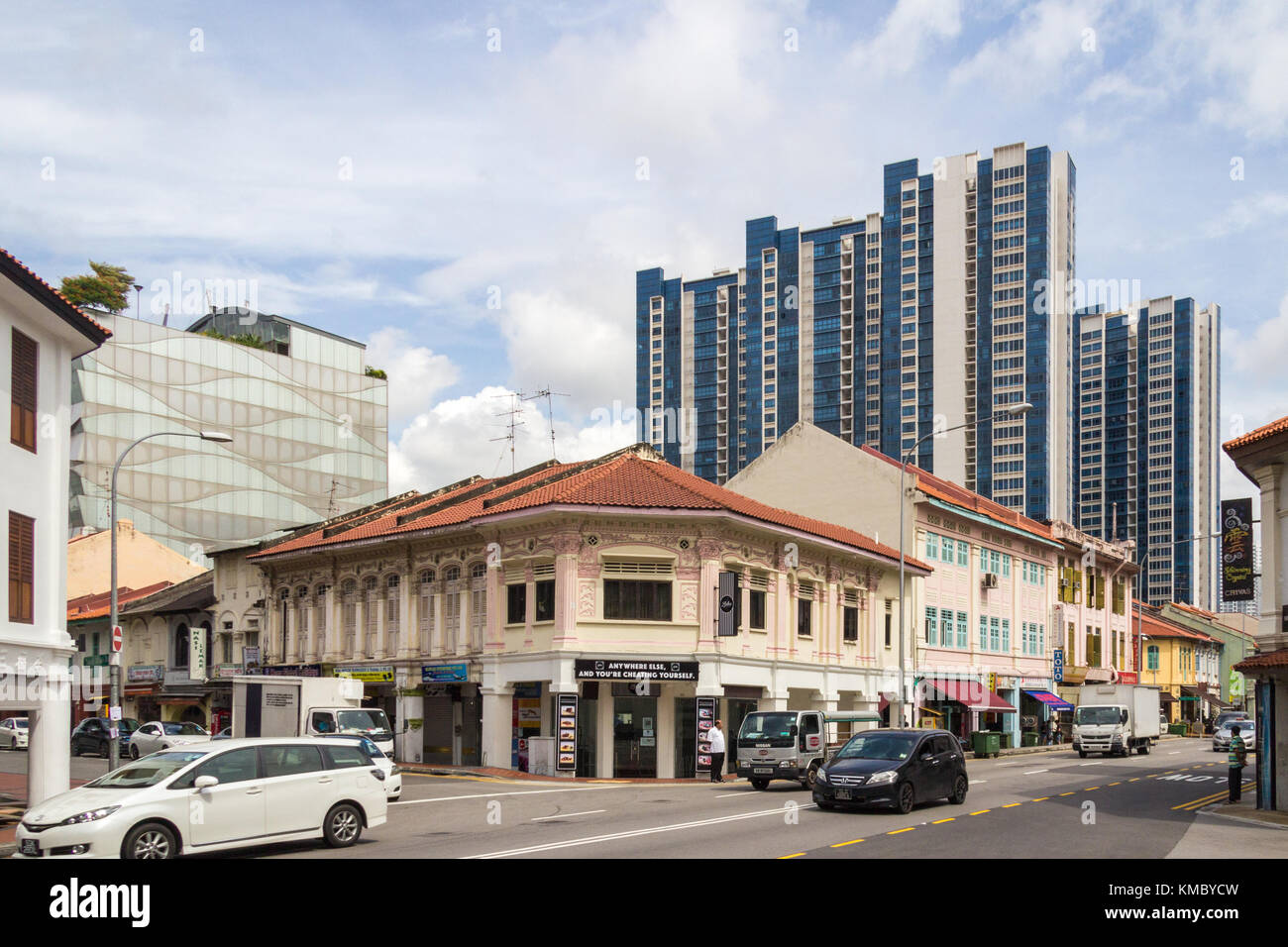 Maisons anciennes et les nouveaux immeubles, Jalan Besar, Singapour Banque D'Images