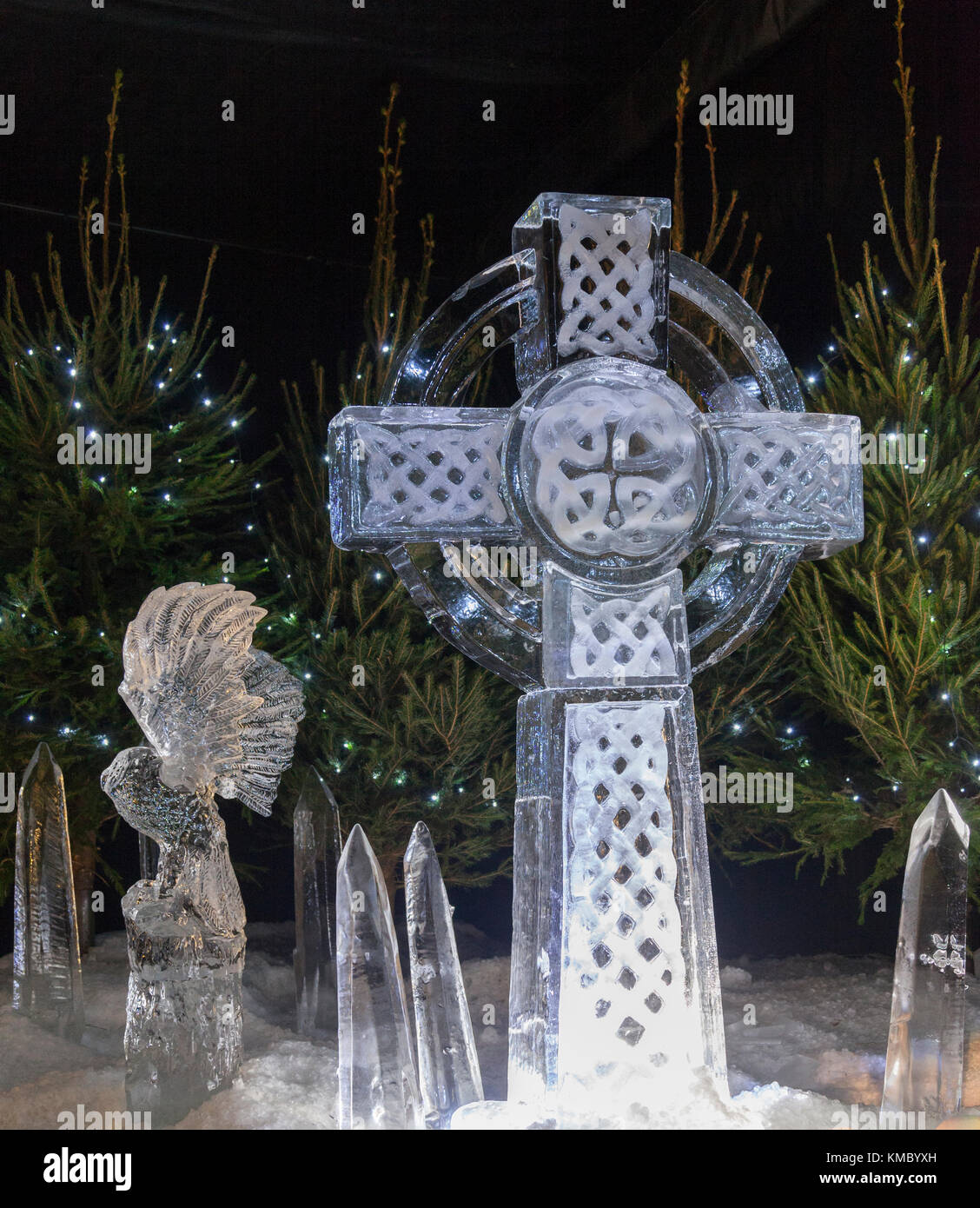Croix celtique sculptée dans la glace dans la glace aventure : un voyage à travers l'Écosse, gelé une partie de l'événement de Noël 2017 d'Édimbourg dans George Street Banque D'Images