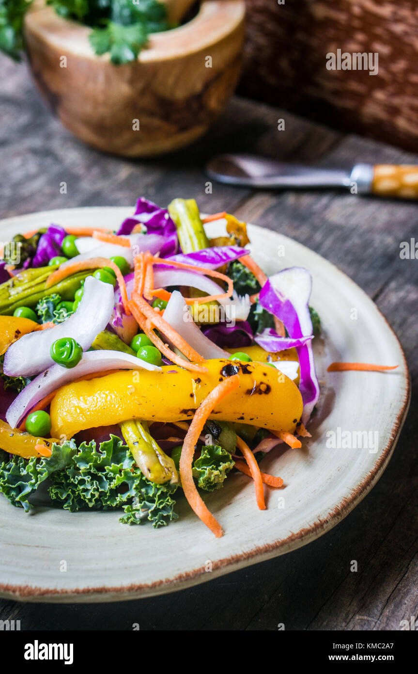 Avec salade de légumes grillés Banque D'Images