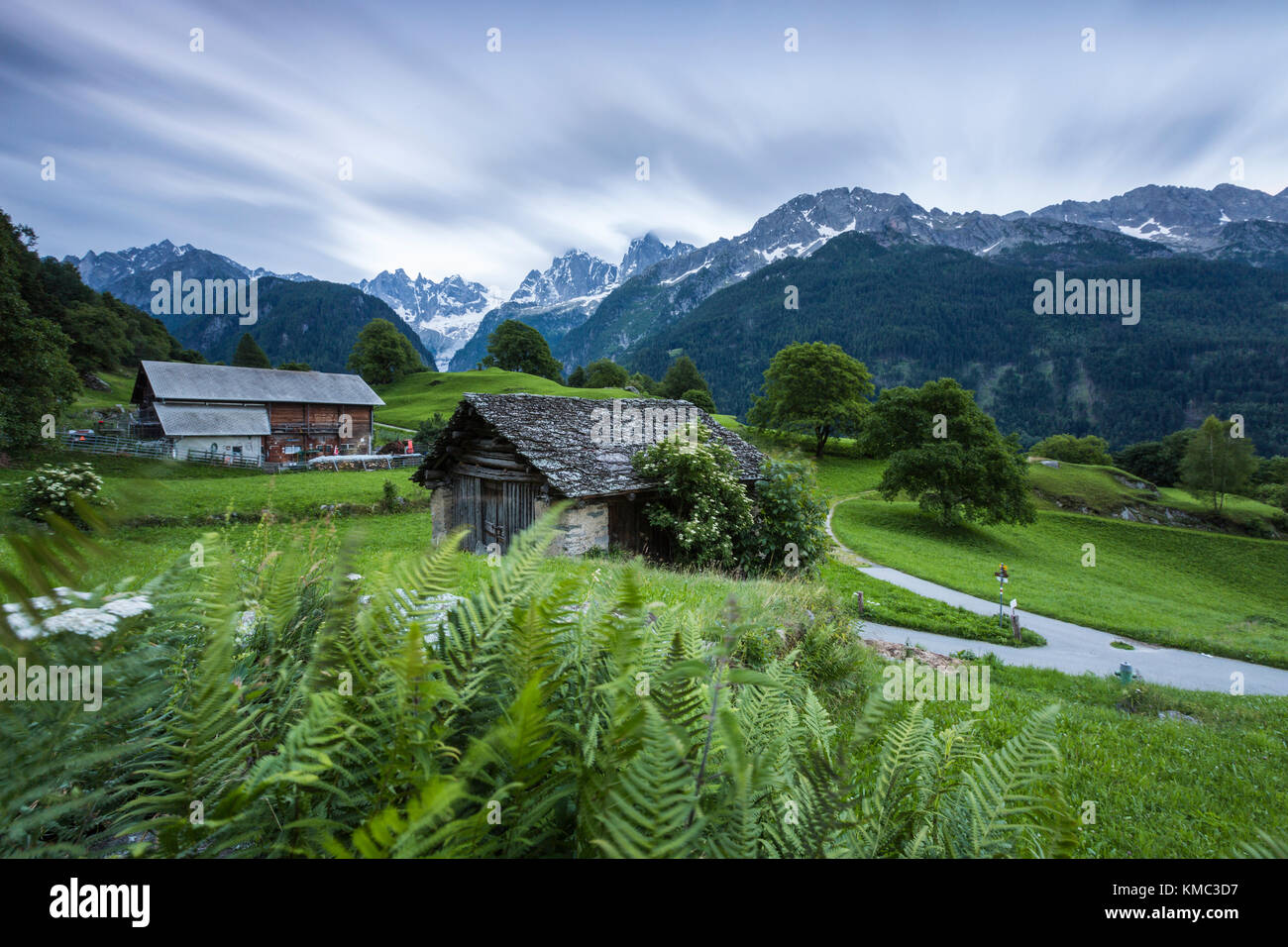 Le village alpin de Soglio, à l'aube de la vallée de bregaglia maloja, région, canton des Grisons, Suisse Banque D'Images