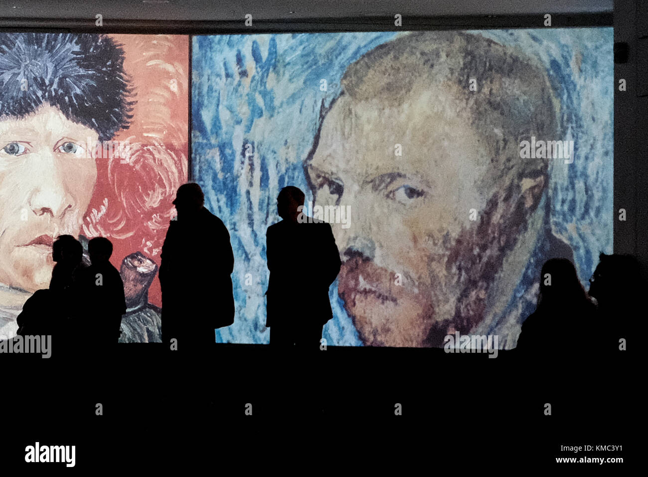 Les visiteurs voir le 'van Gogh en vie - l'expérience au Megaron mousikis concert hall d'Athènes. Banque D'Images