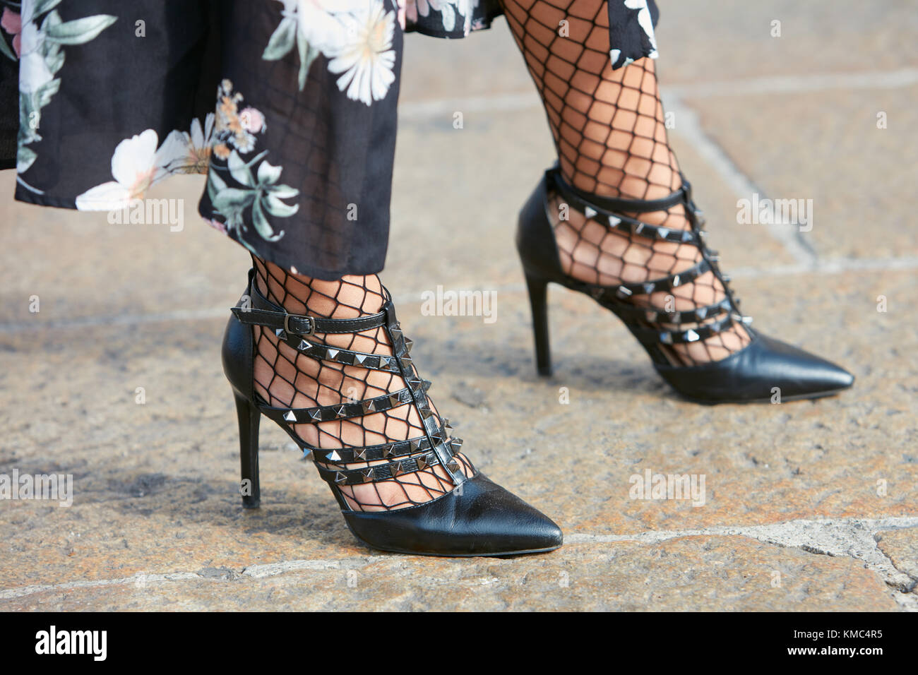 Milan - 23 septembre : femme avec des chaussures en cuir noir avec clous avant gabriele colangelo fashion show, Milan Fashion week street style sur s Banque D'Images