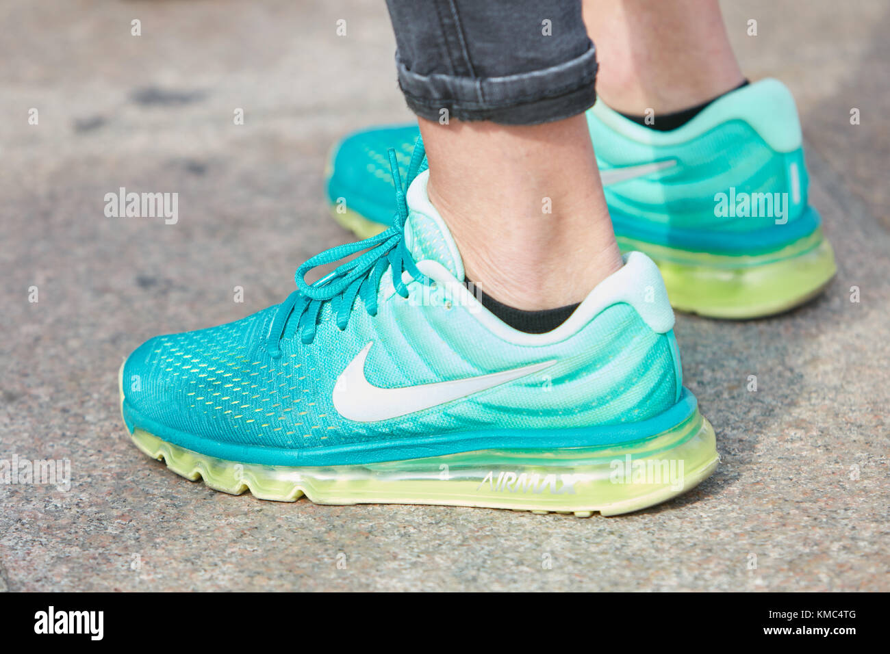 Milan - 23 septembre : l'homme aux chaussures airmax nike turquoise avec  semelles jaune avant de gabriele colangelo fashion show, Milan Fashion week  street style o Photo Stock - Alamy