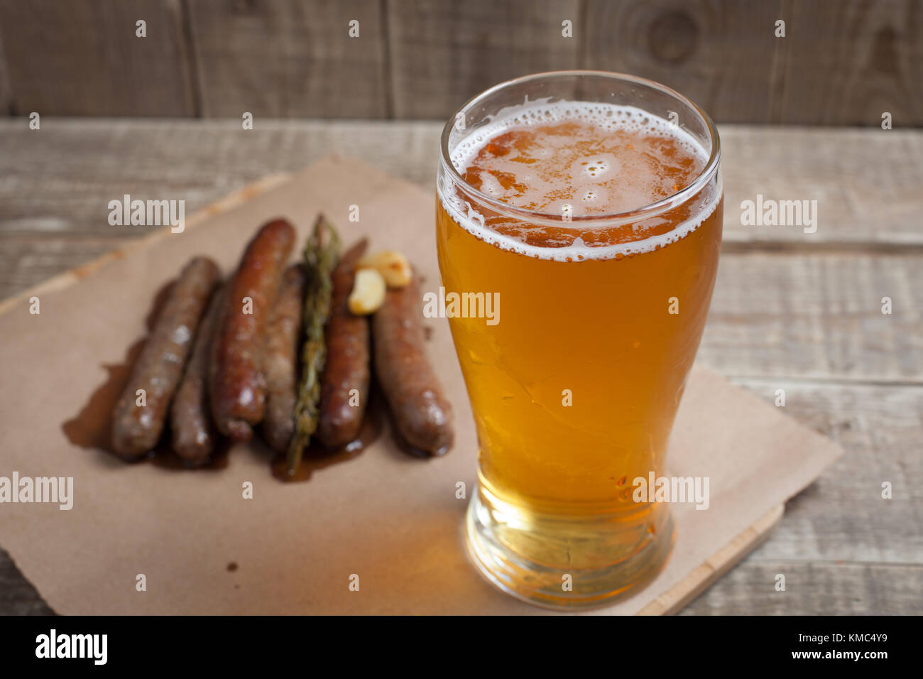 Tasse de saucisses frites et bière froide sur une table en bois. Vue de dessus Banque D'Images
