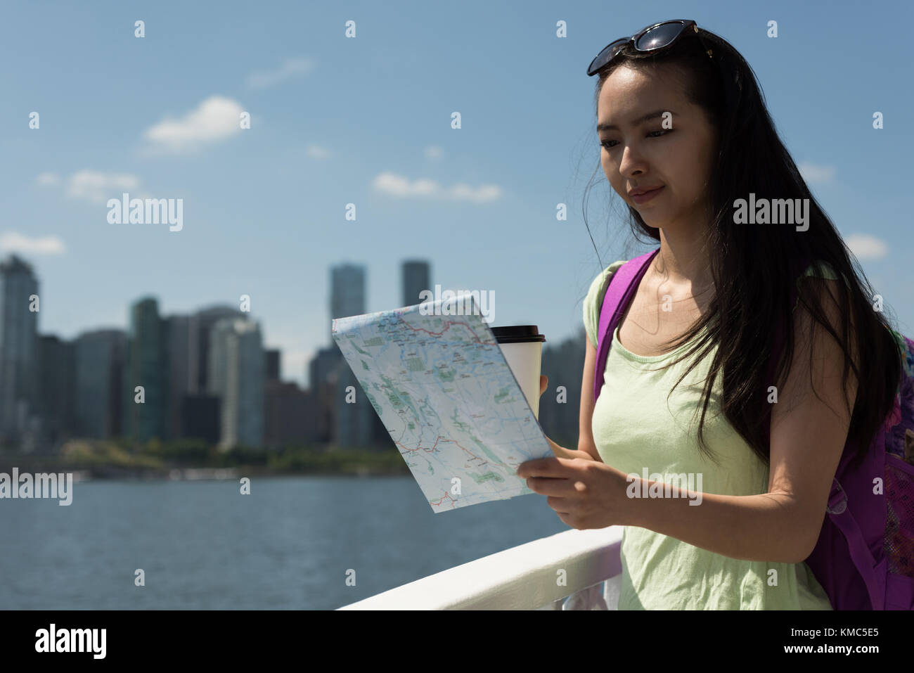 Femme asiatique regardant la carte dans le ferry Banque D'Images