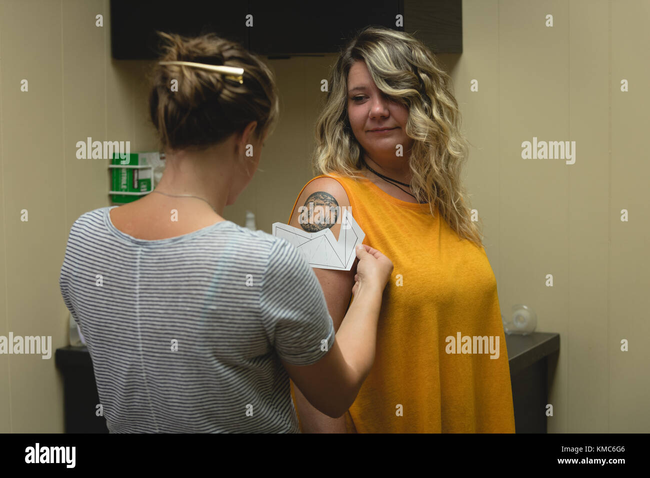 L'artiste tattoo professionnel fait un tatouage à la main des womans Banque D'Images