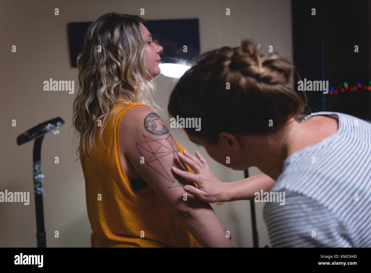 L'artiste tattoo professionnel fait un tatouage à la main des womans Banque D'Images