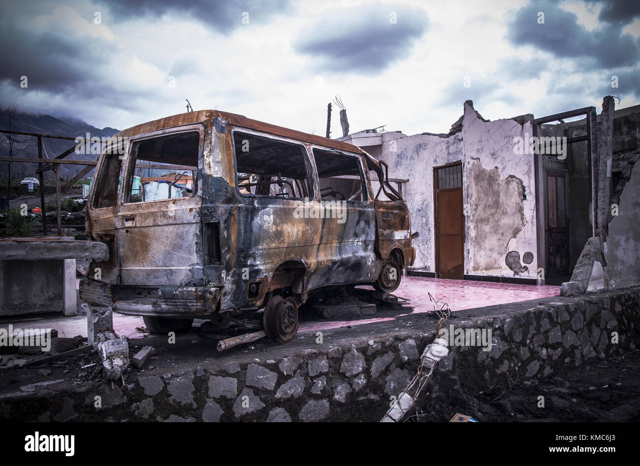 Maison abandonnée après l'éruption du volcan Merapi, Java central Banque D'Images