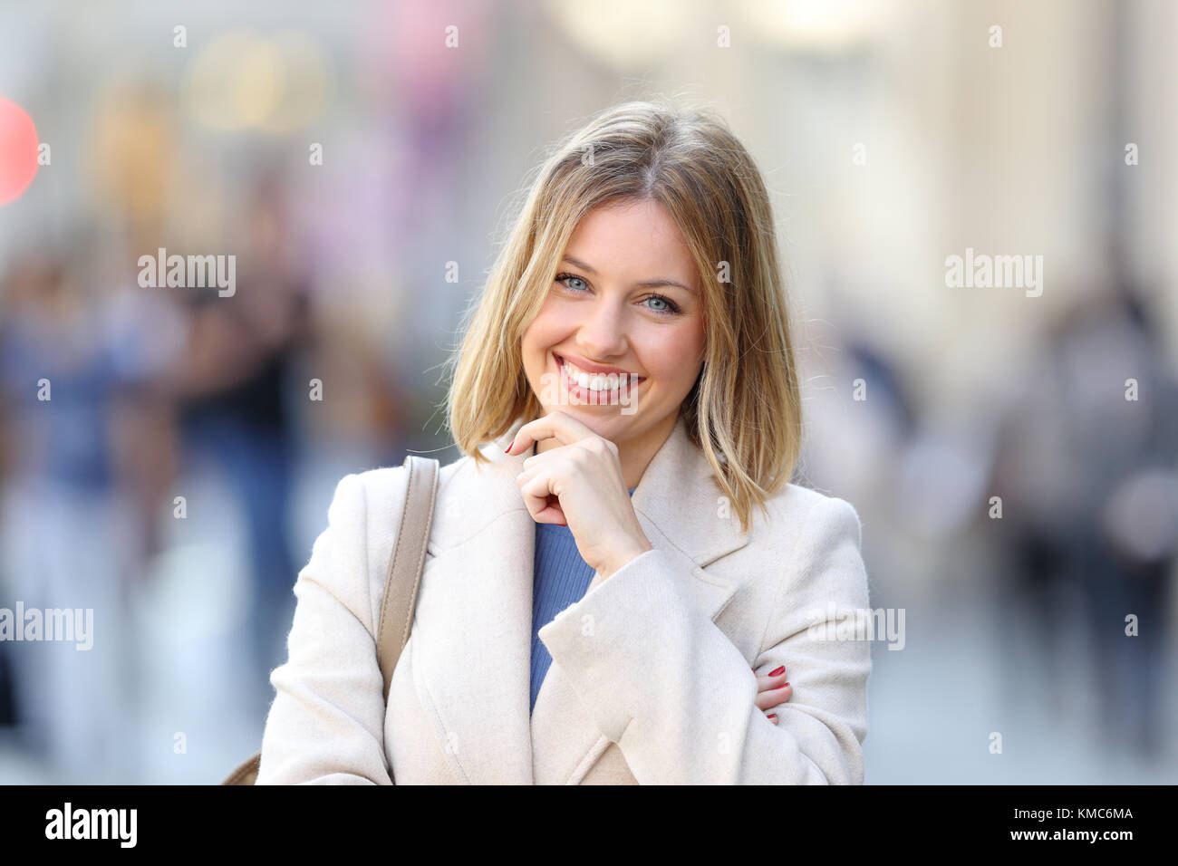 Vue avant, portrait d'une femme confiante en vous regardant dans la rue en hiver Banque D'Images