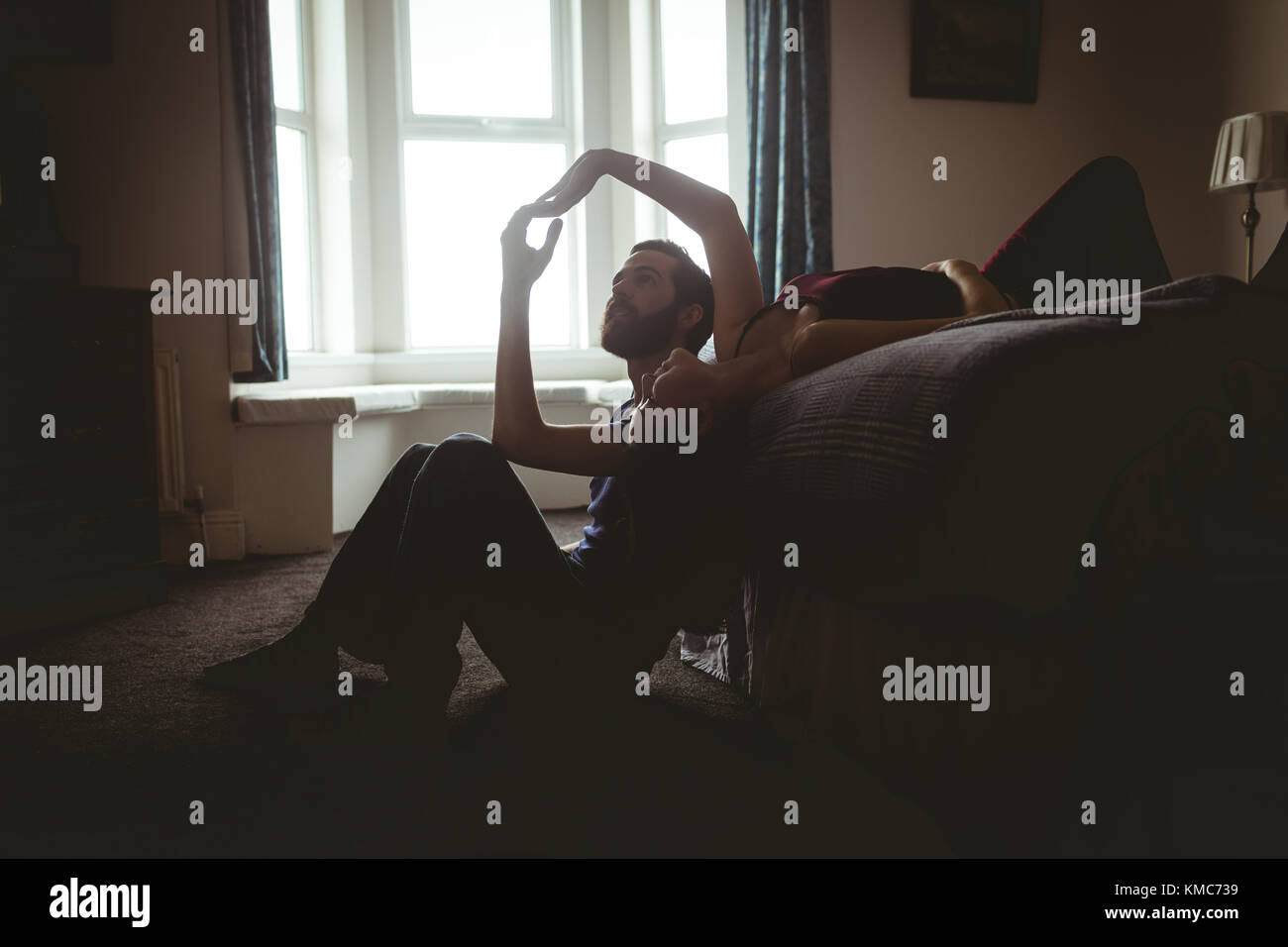 Couple romantique de droit dans la chambre Banque D'Images