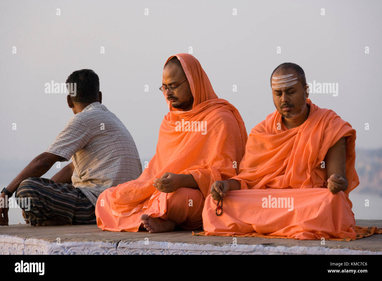 Les moines bouddhistes dans la contemplation tranquille sur l'Hindu Ghats de Varanasi dans l'Uttar Pradesh, région du nord de l'Inde. Le Gange est sacré dans les deux Banque D'Images