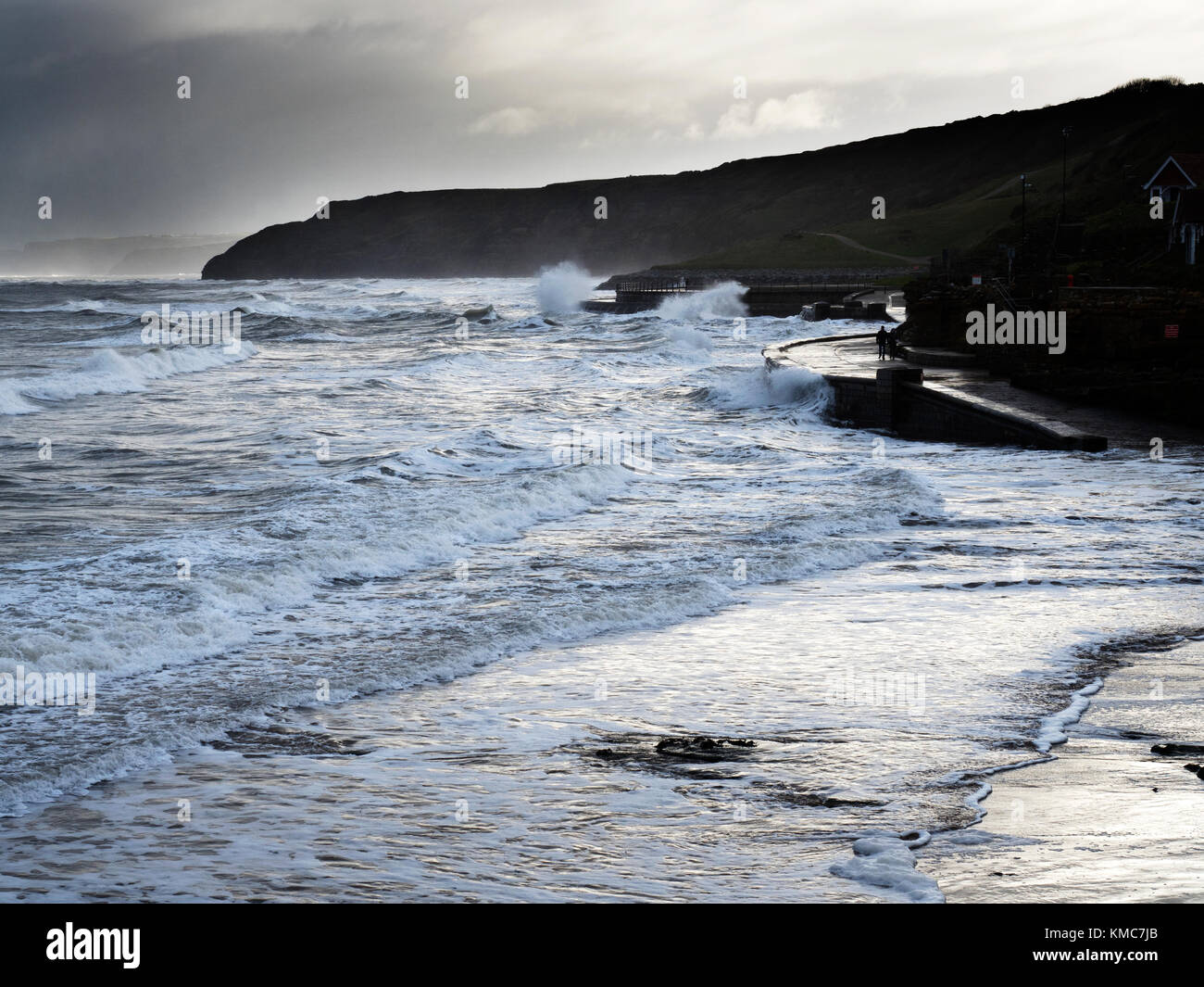 Vagues se brisant sur le rivage à marée haute dans le sud de la baie en hiver Scarborough North Yorkshire Angleterre Banque D'Images