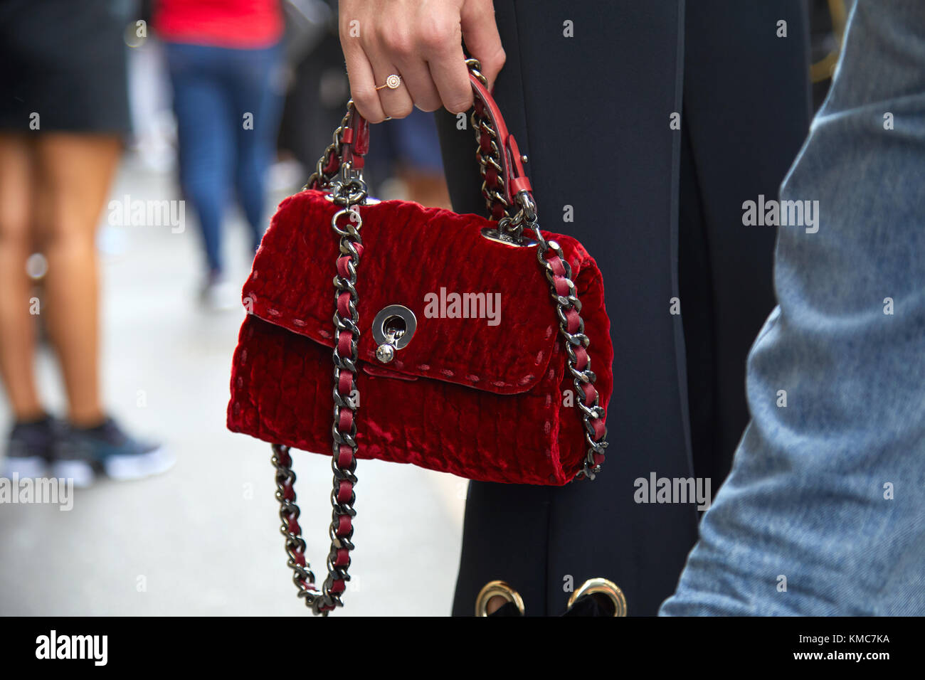 Milan - 23 septembre : petit sac en velours rouge foncé et bleu pantalon  avant ermanno scervino fashion show, Milan Fashion week street styl Photo  Stock - Alamy