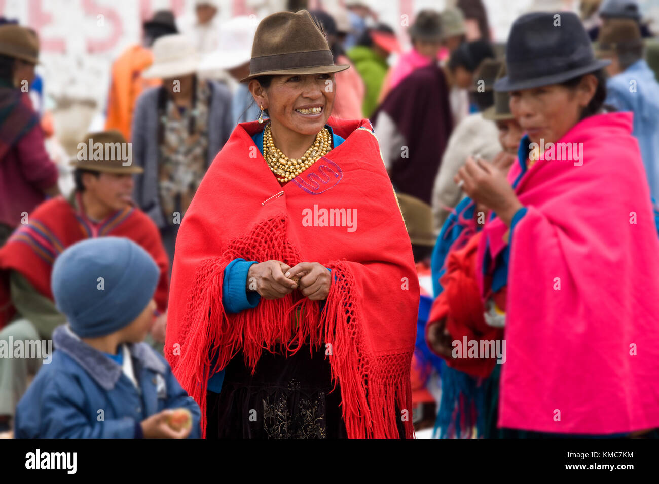 Les femmes équatoriennes sur un marché dans le village de Saquisili dans l'Avenue des volcans dans la région de Cotopaxi Équateur en Amérique du Sud (Selective f Banque D'Images
