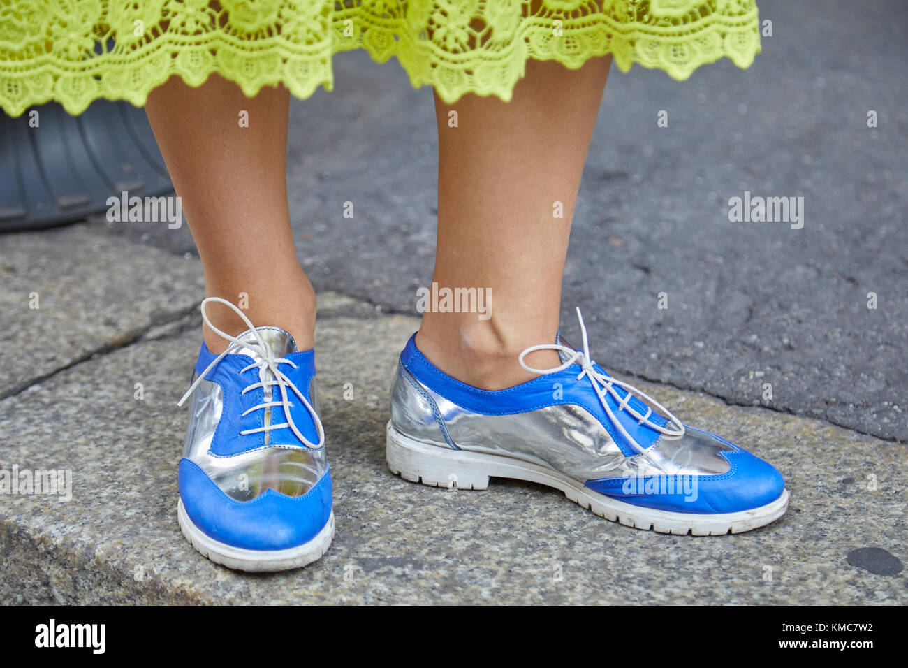 Milan - 23 septembre : femme avec bleu et argent chaussures et jupe en dentelle jaune avant d'Ermanno scervino fashion show, Milan Fashion week street style sur Banque D'Images