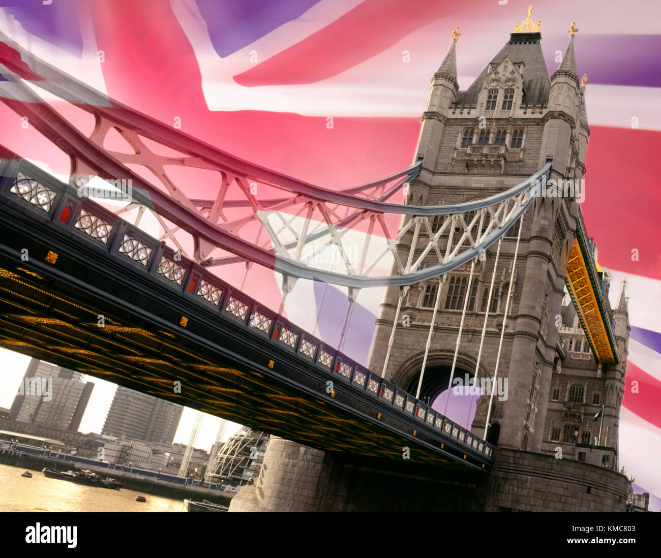 Tower Bridge, Londres et la British Union Jack Flag. Banque D'Images