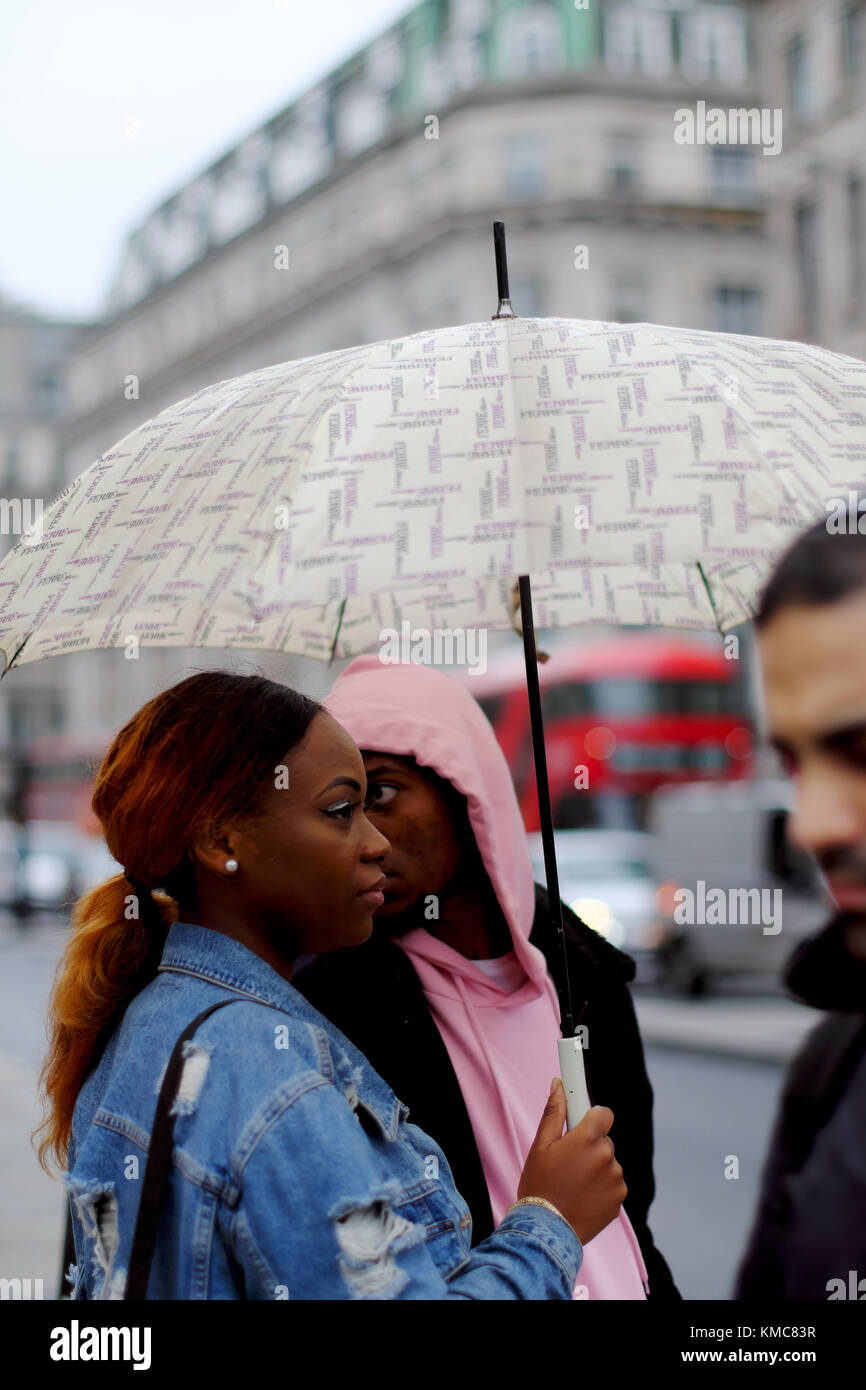 Jolie femme avec parapluie noir à Londres, Angleterre, RU Banque D'Images