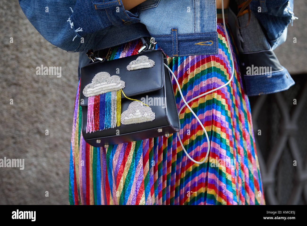 MILAN - 23 SEPTEMBRE : femme avec des couleurs arc-en-ciel jupe plissée métallique avec sac avec design nuage avec franges avant le défilé Ermanno Scervino, M Banque D'Images