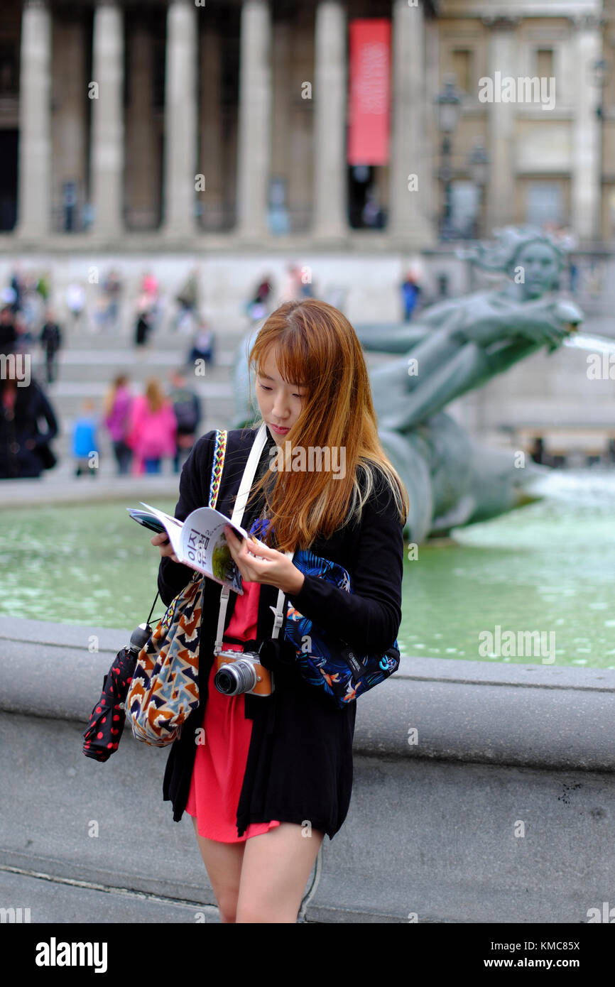 Les orientales touriste à Trafalgar Square, London, England, UK Banque D'Images