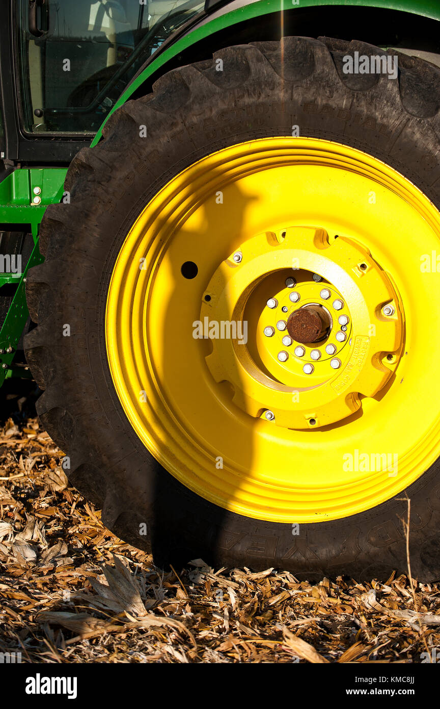 FARMER'S SHADOW SUR LE PNEU DU TRACTEUR JOHN DEERE Banque D'Images