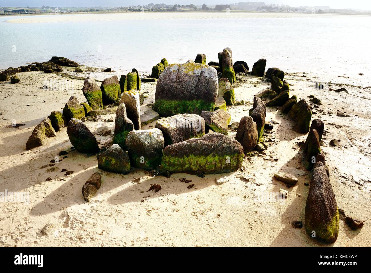 Allee couverte dolmen sépulture préhistorique de Guirnivit aka Guinirvit  Porz meur. Baie du Kernic, Plouescat, Finistère, France Photo Stock - Alamy