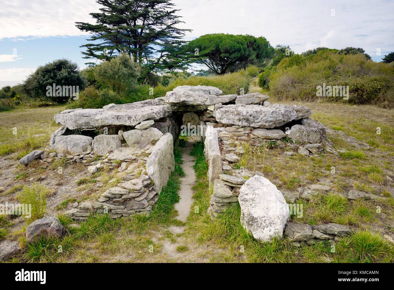 Chambre funéraire préhistorique néolithique dolmen Dolmen de la Joseliere. Sur la berge à Pornic, Loire Atlantique, Bretagne, France Banque D'Images