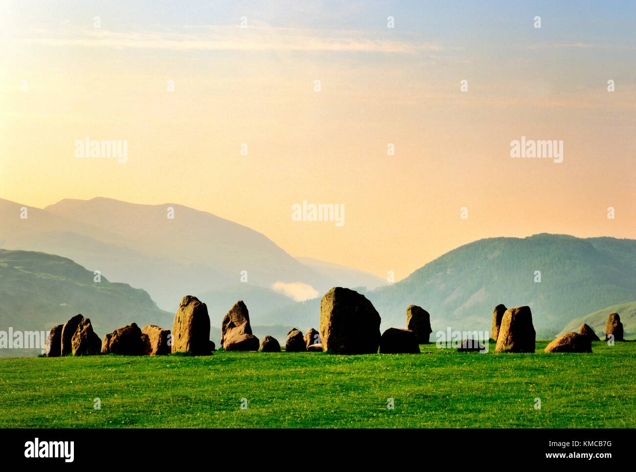 Plus au sud le cercle de pierre préhistorique de Castlerigg près de Keswick, au Parc National du Lake District, Cumbria, Angleterre. Lever du soleil en plein été Banque D'Images