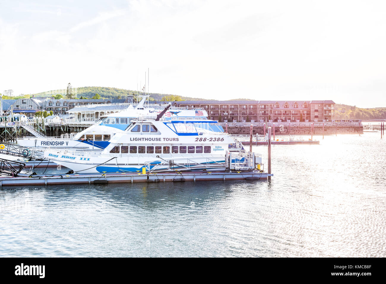 Bar Harbor, États-Unis - 8 juin 2017 : vue sur le quai, la marina, la côte et les bateaux vides dans le village du centre-ville en été pendant le coucher du soleil avec le panneau Lighthouse tours Banque D'Images