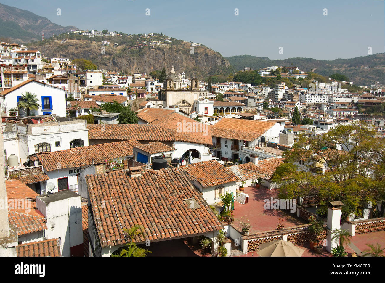 Taxco, Guerrero, Mexique - 2017 : vue panoramique sur le centre historique, montrant la traditionnelle des maisons blanches aux toits de tuiles rouges. Banque D'Images