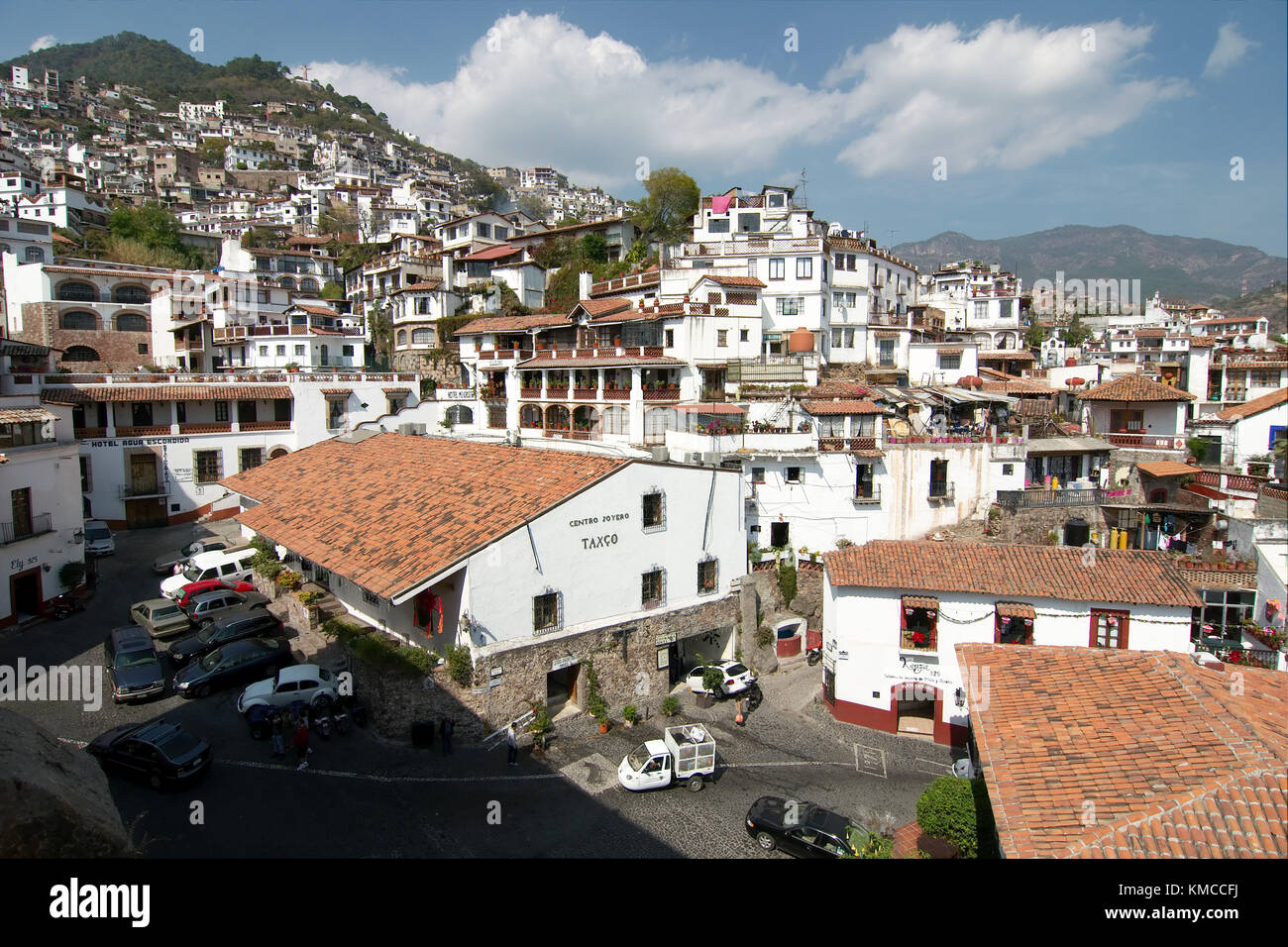 Taxco, Guerrero, Mexique - 2017 : vue panoramique sur le centre historique, montrant la traditionnelle des maisons blanches aux toits de tuiles rouges. Banque D'Images