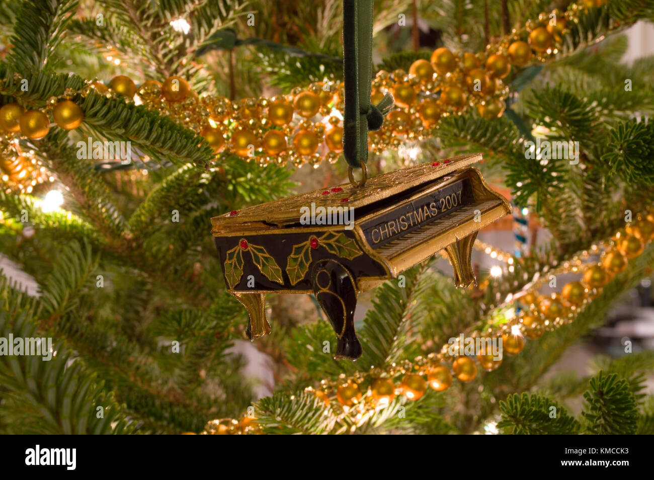 Grand piano christmas ornament hanging from tree Banque D'Images