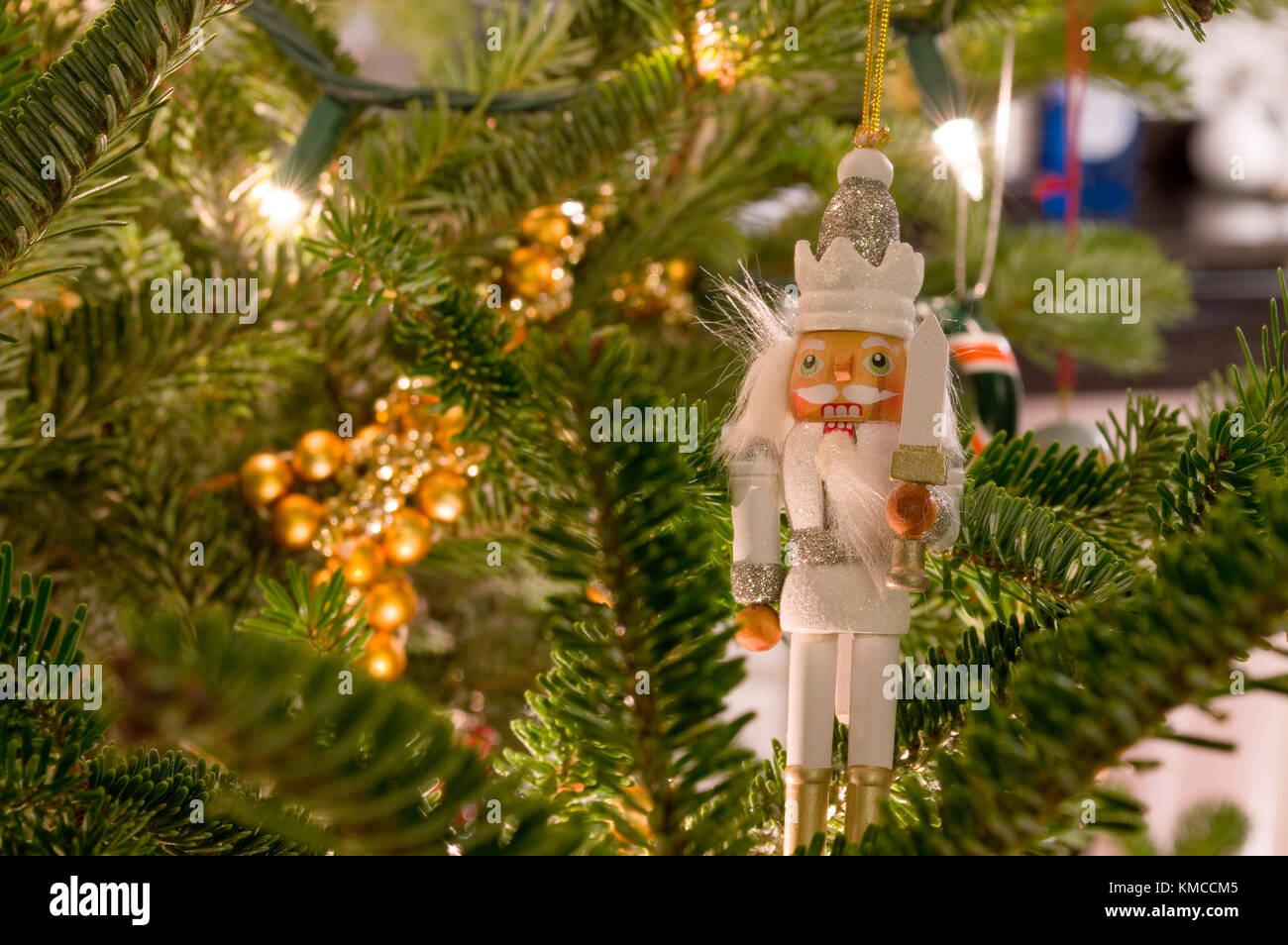 Ornement Casse-noisette niché dans l'arbre de Noël Banque D'Images