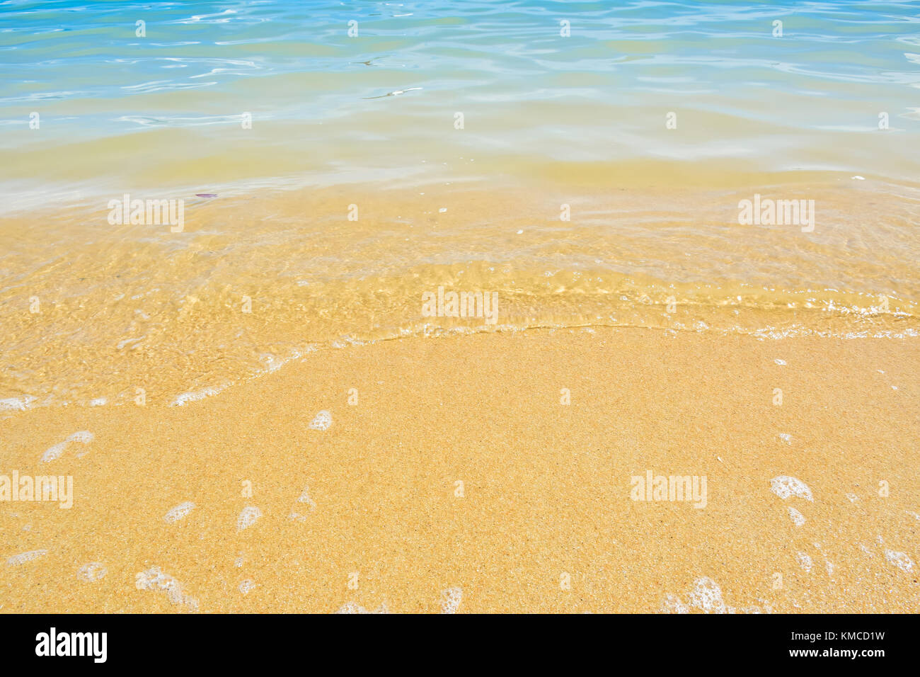 Soft mer vague sur la plage de sable de la Thaïlande, l'île de Samui Banque D'Images