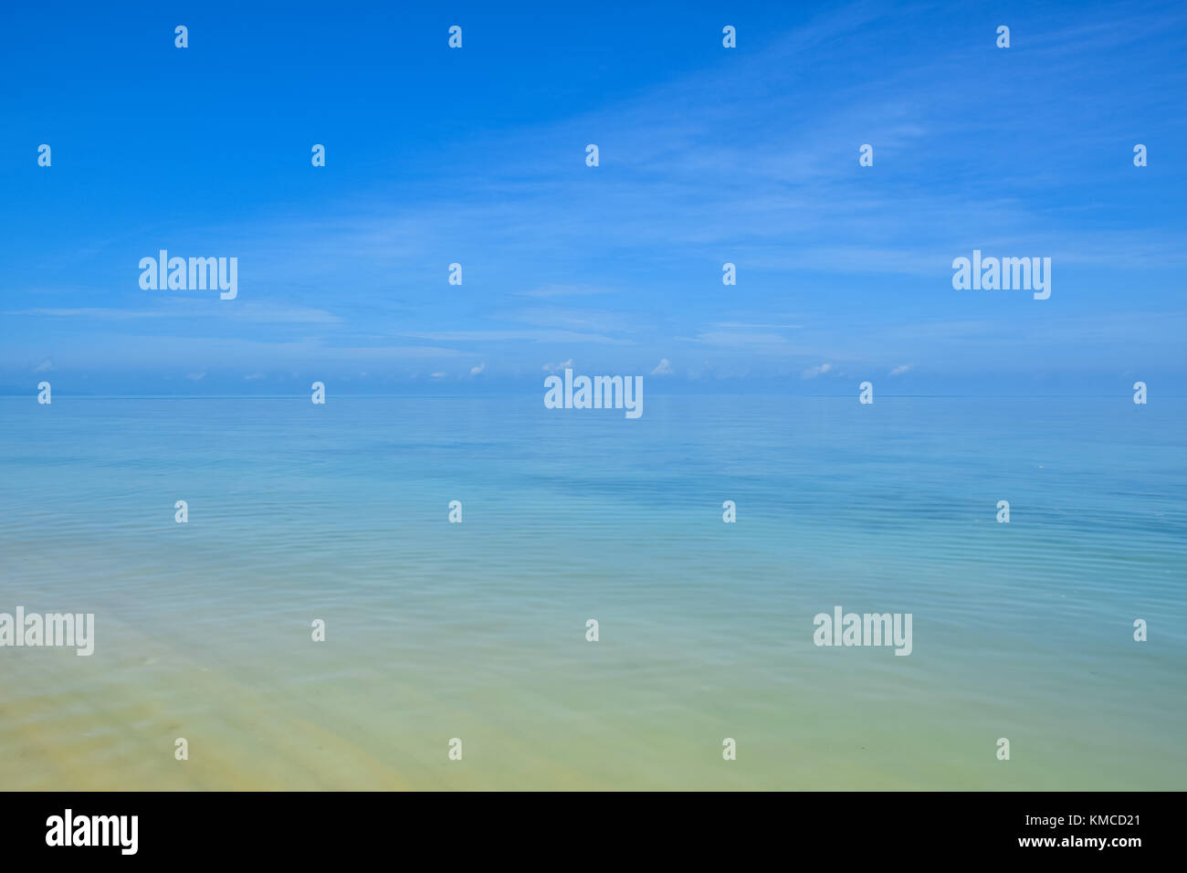 Belle plage de sable de la Thaïlande et de la mer tropicale dans un ciel bleu clair jour, île de Samui Banque D'Images