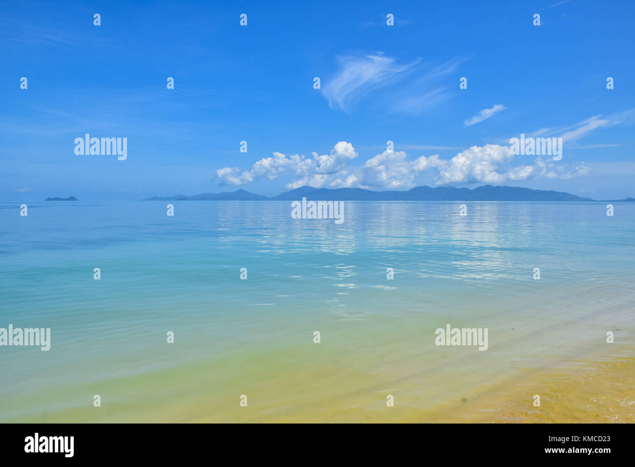 Belle plage de sable de la Thaïlande et de la mer tropicale dans un ciel bleu clair jour, île de Samui Banque D'Images