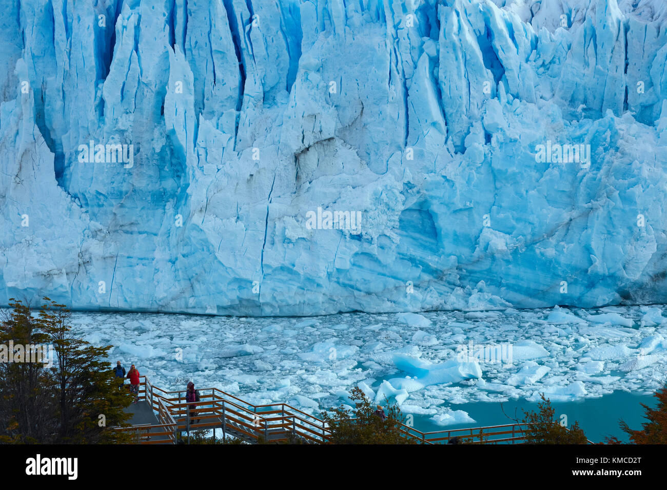 Les touristes en promenade et le glacier Perito Moreno, Parque Nacional Los Glaciares (zone du patrimoine mondial), Patagonie, Argentine, Amérique du Sud Banque D'Images